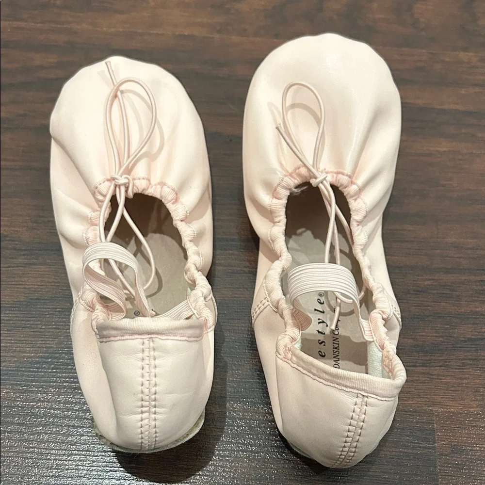 Girl’s Freestyle Pink Ballet Slippers Sz 2